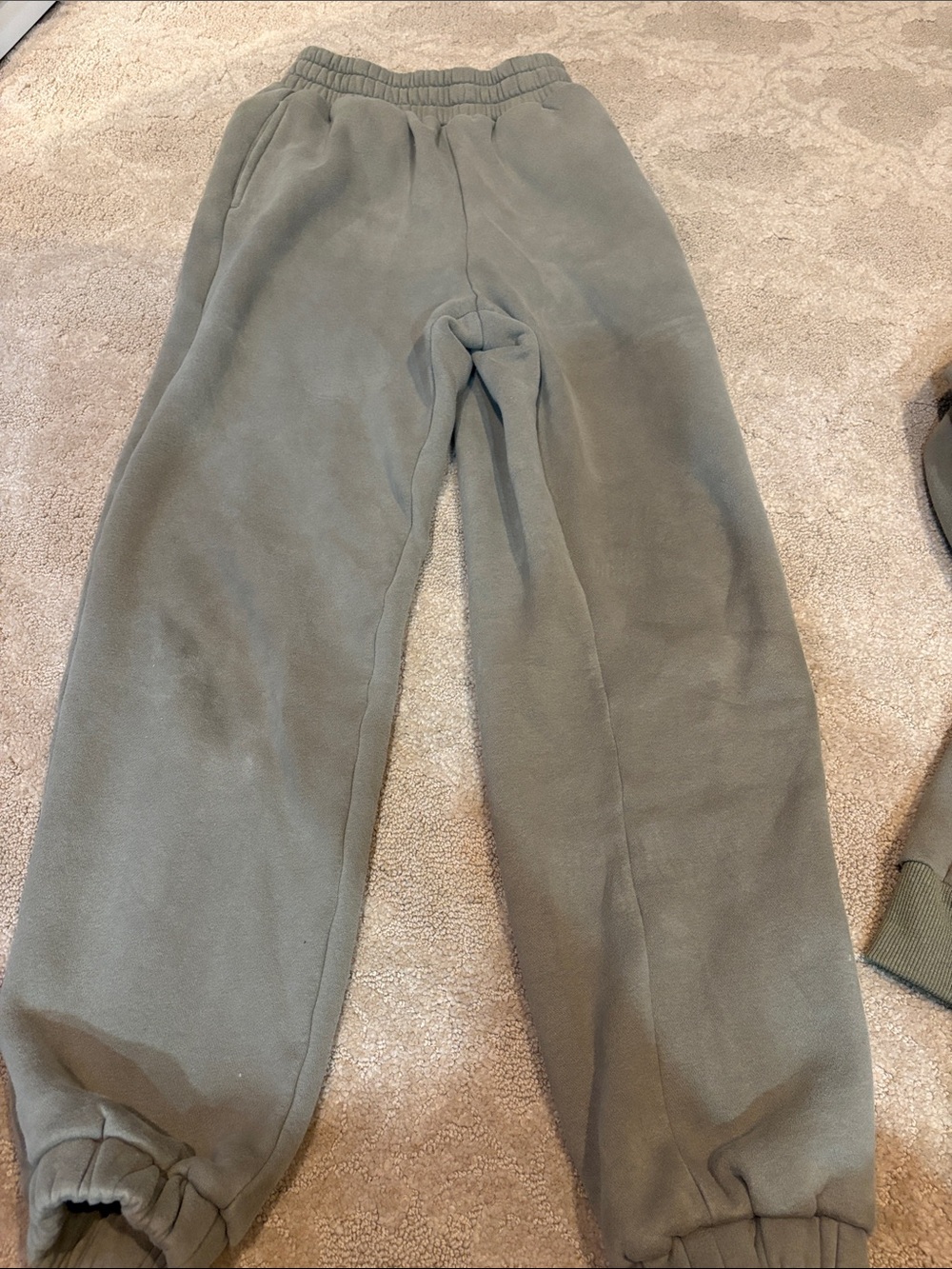 Comfrt Unisex Travel Essential Set Olive Green Sweatshirt and Sweat Pants - Picture 4 of 6